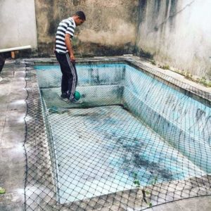 instalação de rede de proteção em piscina, testando a resistencia da mesma